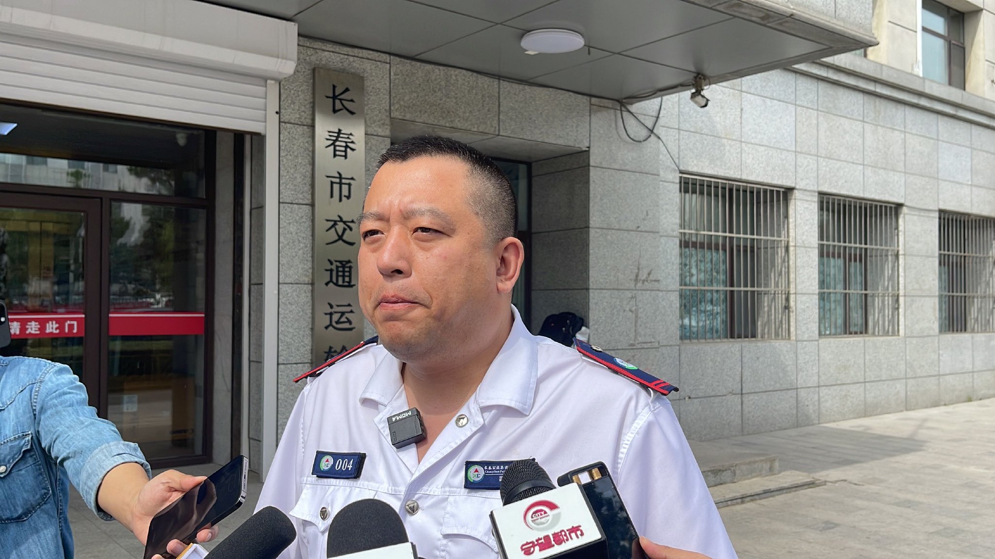长春公交集团西昌汽车公司副经理张爽正在接受采访家住在儿童医院附近