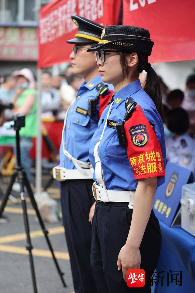 六合区城管执法人员在考场外护考高淳区湖滨中学外城管执法人员定岗护