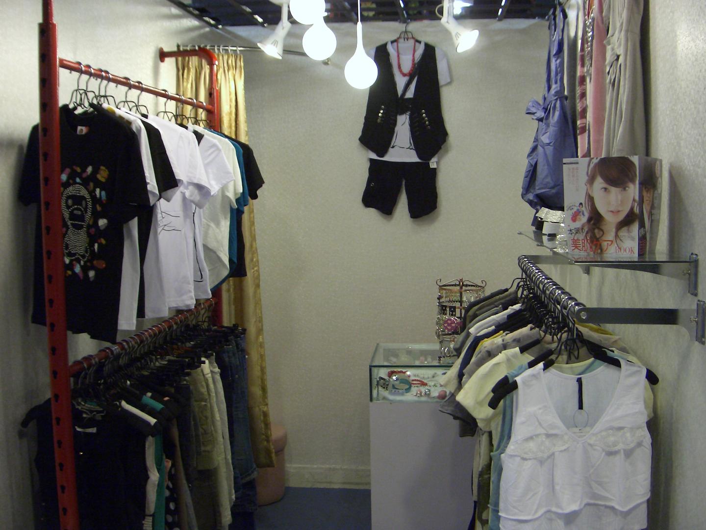 胡安焉在南宁的女装店，图据受访者