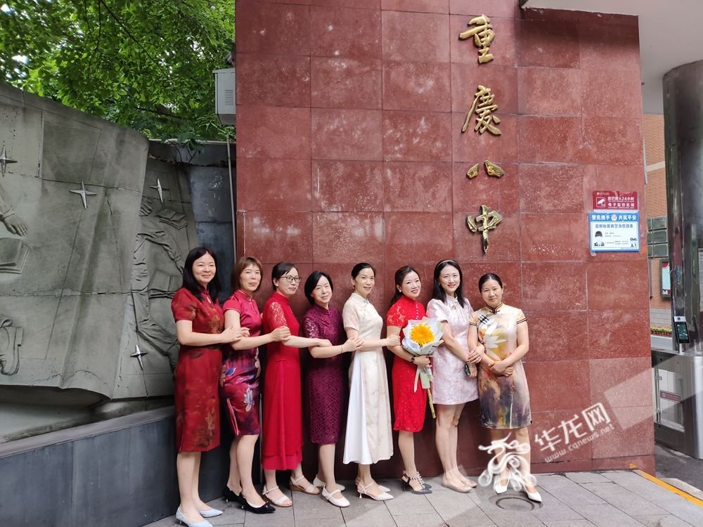 重庆八中考点外,妈妈们身穿旗袍为考生加油.
