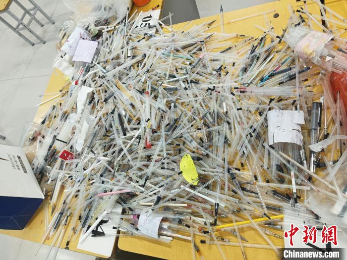 图为收集的空笔芯.张洪宁 摄