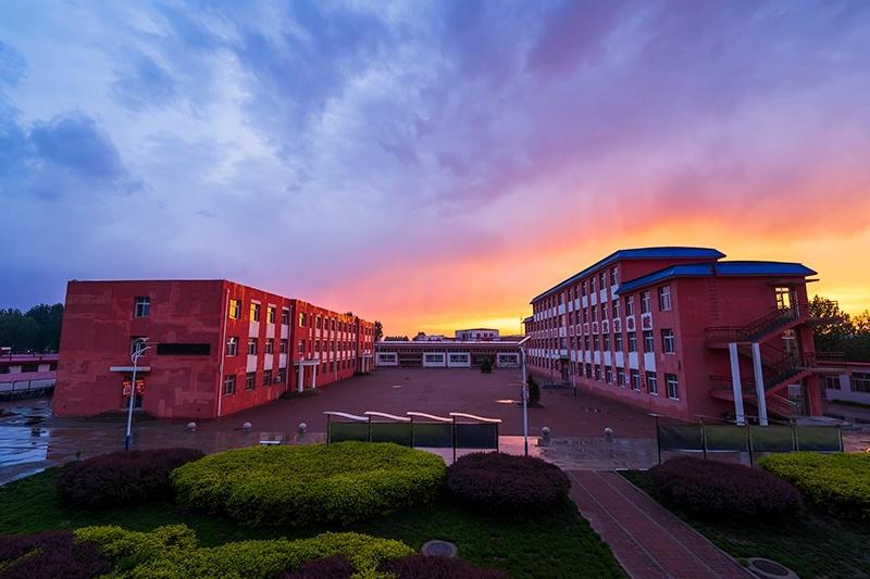 滦南县司各庄镇初级中学雨后风景.