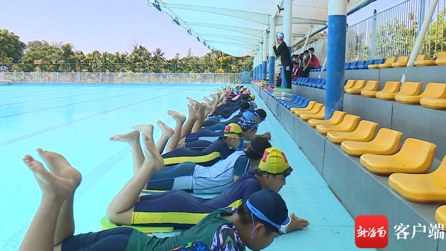万宁华侨中学学生上游泳课.符桃心 摄