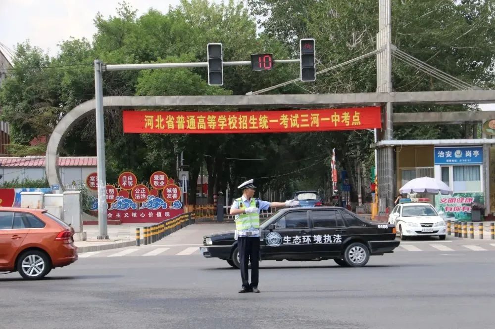 领导小组提前深入第一中学,第二中学,第三中学3个考点,对校园周边交通