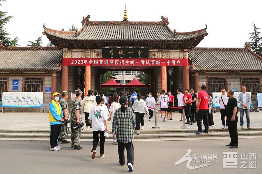 图为晋城市晋城一中考点外.宋岳庭摄