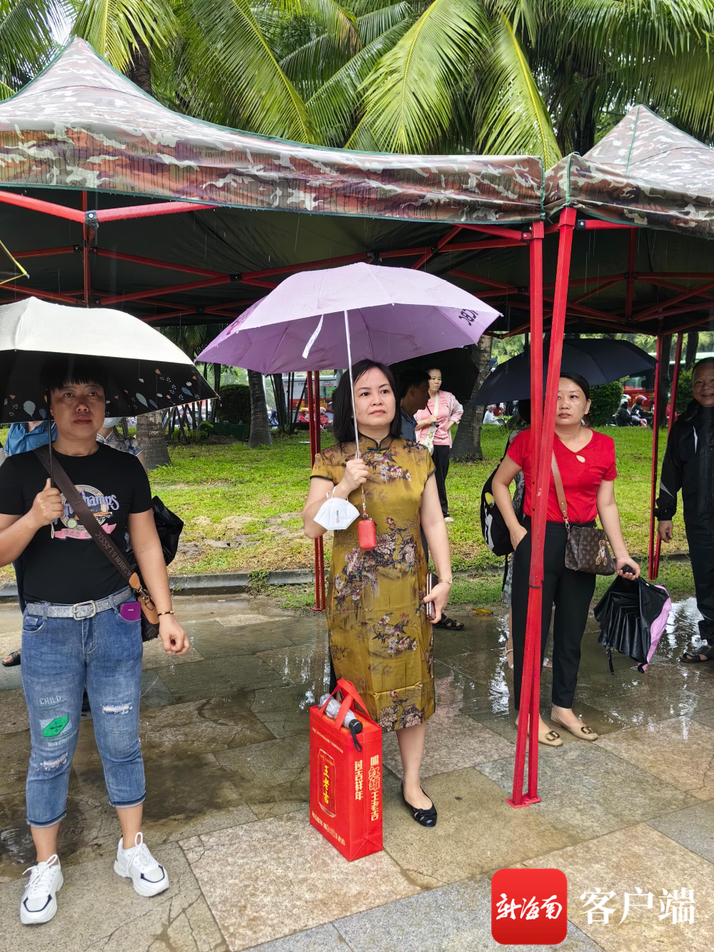 三亚亲友团身穿旗袍送考 祝福考生旗开得胜金榜题名