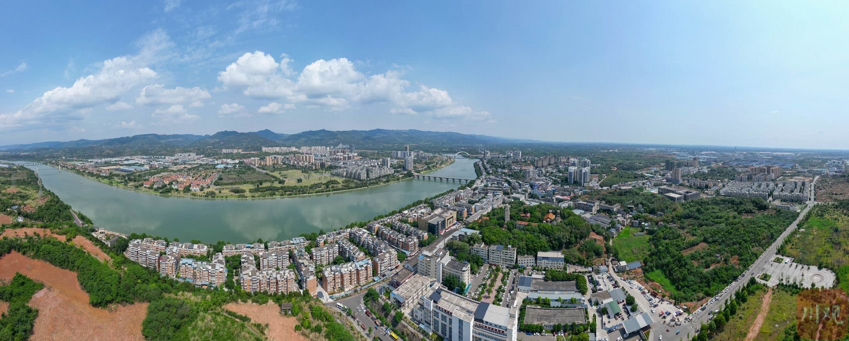 沱江之畔的金堂县淮口街道. 黄潇 摄