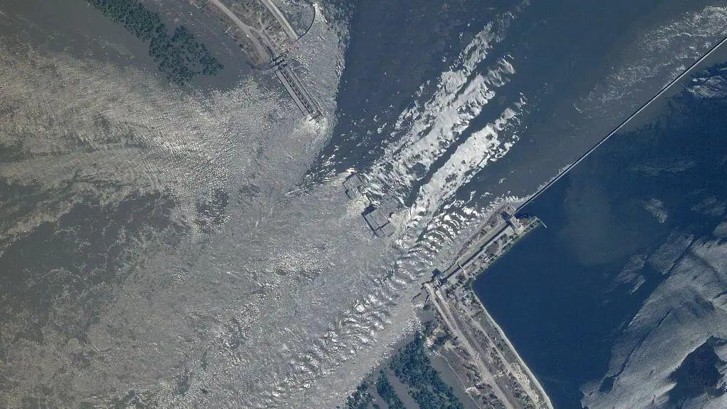 ↑当地时间6日，赫尔松地区，卫星图像显示卡霍夫卡大坝的损坏情况。图据视觉中国