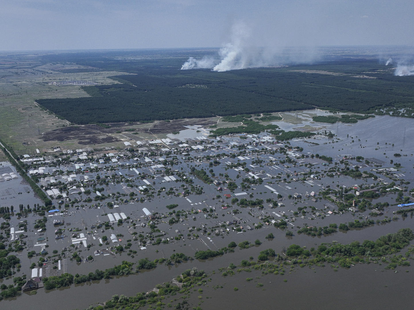 ↑当地时间6月7日，赫尔松地区，卡霍夫卡水电站大坝倒塌后，德涅普里亚尼村的房屋被水淹没 图据视觉中国