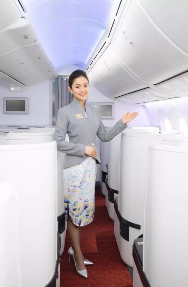 ▲海南航空女空中乘务员形象。图片源流/海南航空官方微信