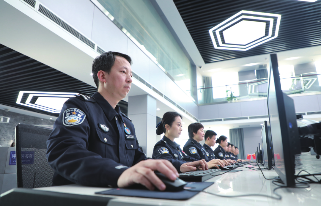 陈静波(右一)与同事们进行数据研判