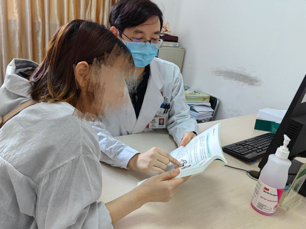 宋志强为病人诊疗中.西南医院供图