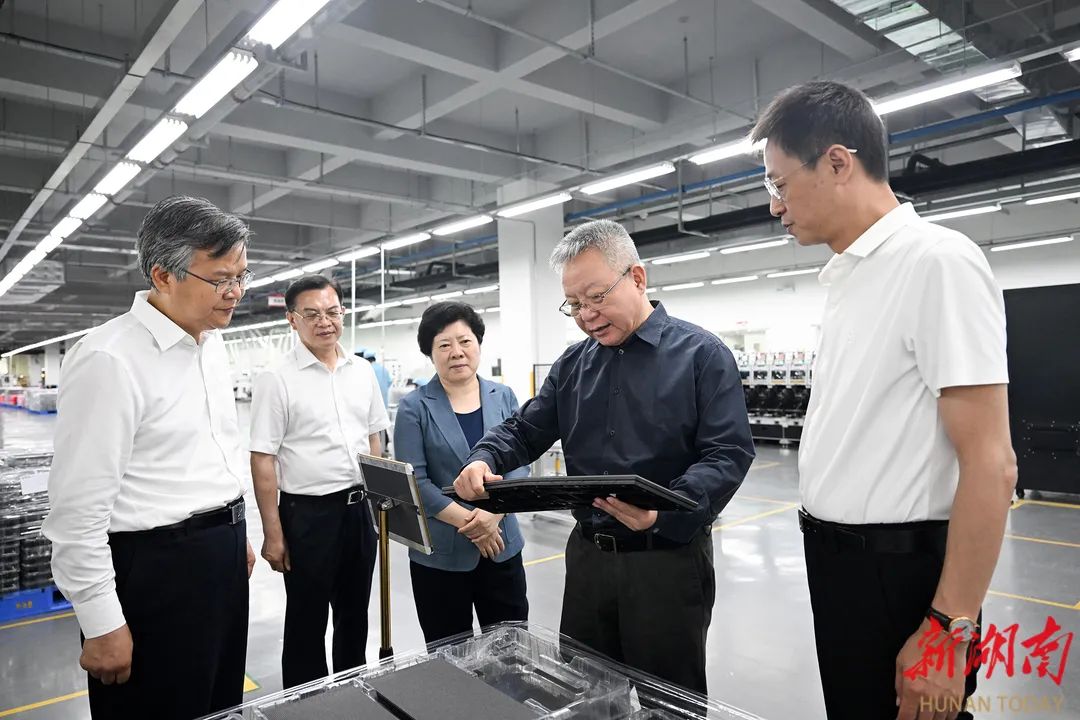 6月8日,沈晓明在利亚德(湖南)光电有限公司了解返乡湘商惠企政策落实