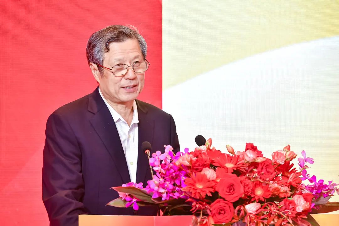 中国邮政集团郭成林总会计师以"央企的担当,邮政的责任"为主题,就中国