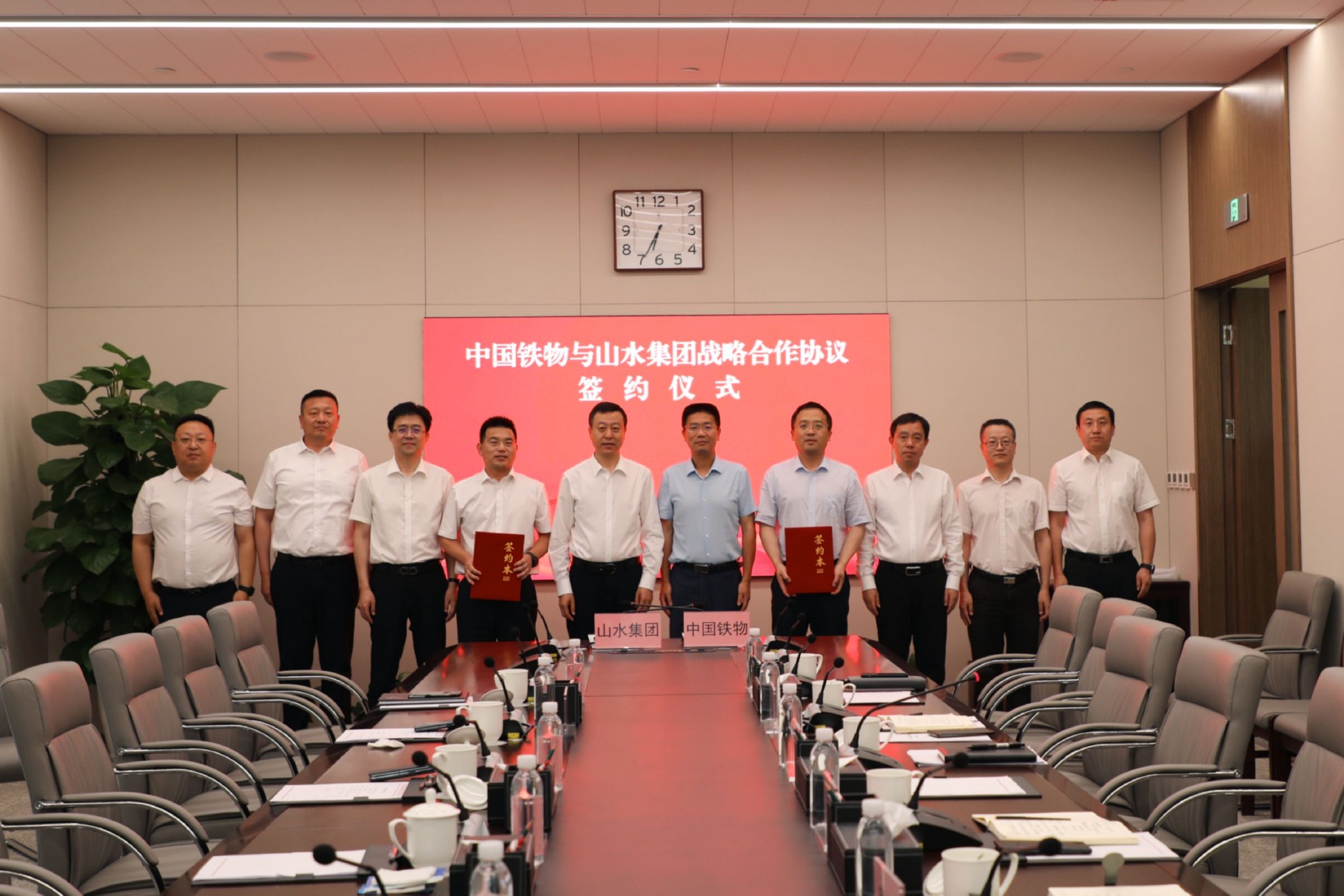 签约仪式前,杜波陪同张继武一行参观了中国物流集团调度中心.