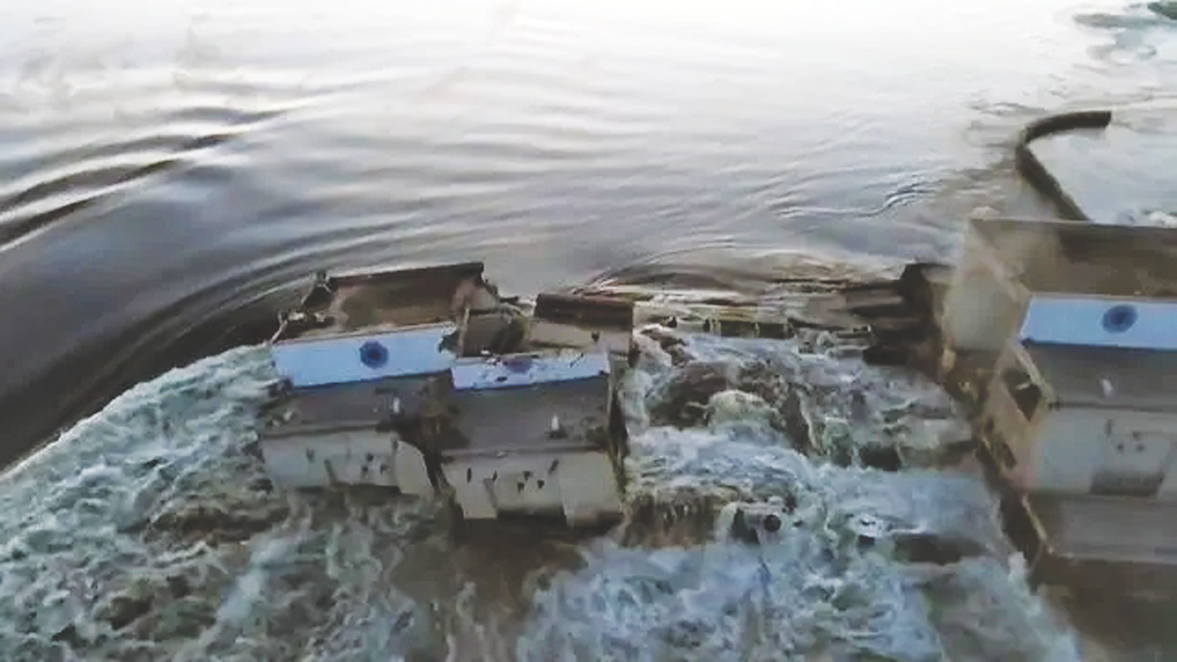     被炸毁的卡霍夫卡水电站大坝 （视频截图）