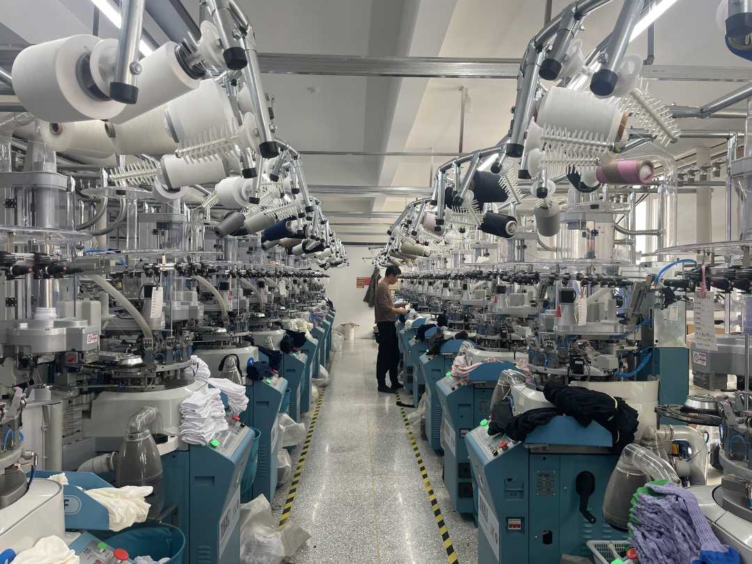 伊步航袜业公司采用袜业一体机生产，提高了工作效率，降低了企业成本。本报记者温济聪摄