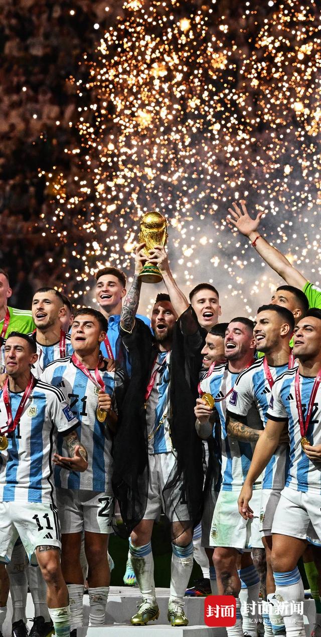 梅西捧起大力神杯.陈羽啸摄
