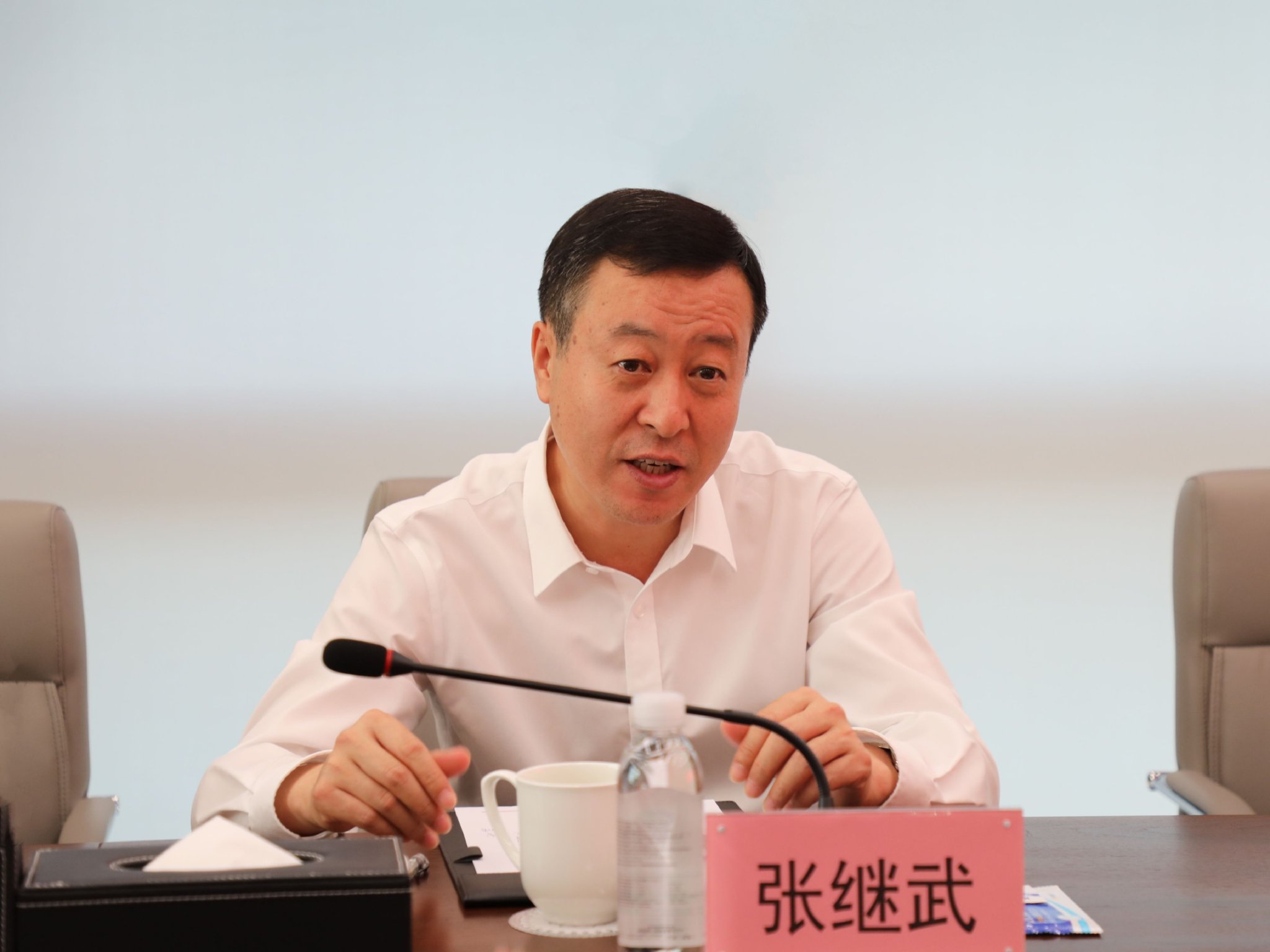 签约仪式前,杜波陪同张继武一行参观了中国物流集团调度中心.