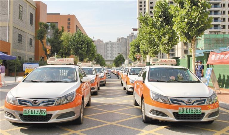 6月7日,咸阳渭城中学考点外,咸阳市"爱心送考"出租车整齐停放.