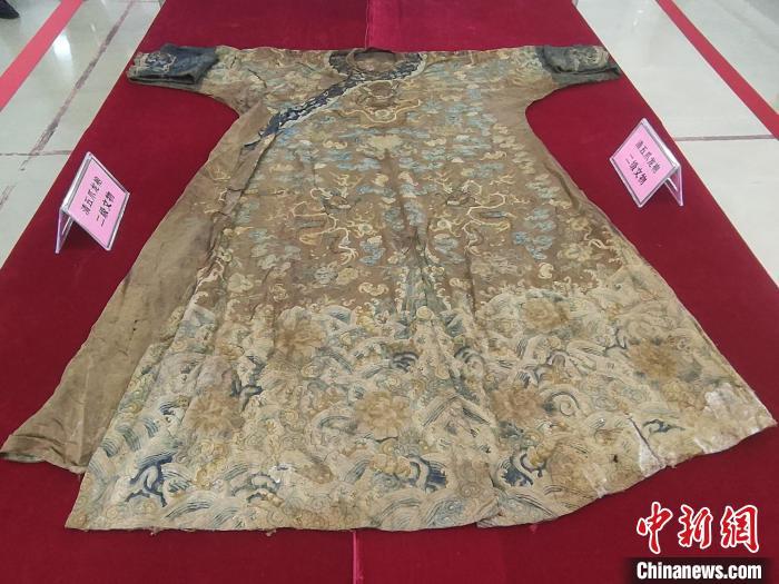 被盗的二级文物清代五爪龙袍. 郭超凯 摄