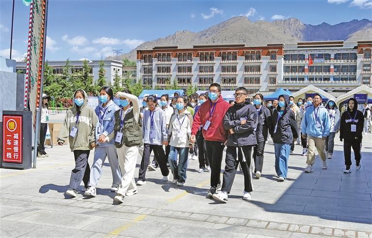 图为高考第一场考试结束后,考生走出拉萨北京实验中学考点.