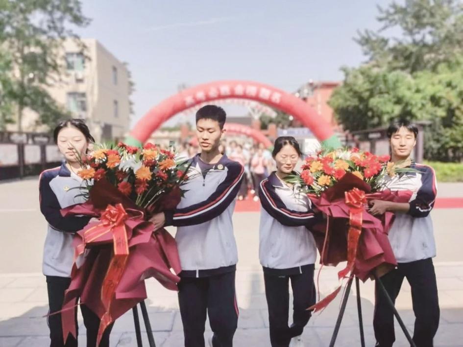 近日,邯郸市荀子中学精心设计,积极筹备,为2023届高三学子举行高三