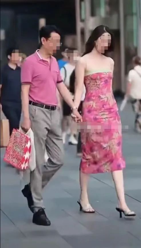 18张大胆出位自拍美照也曝光,领导与女下属逛街,还有猛料......|老男人_新浪财经_新浪网