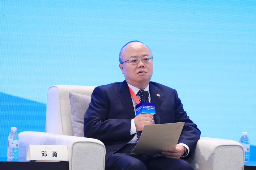 上海证券交易所理事长邱勇发表演讲(摄影:柏可林)