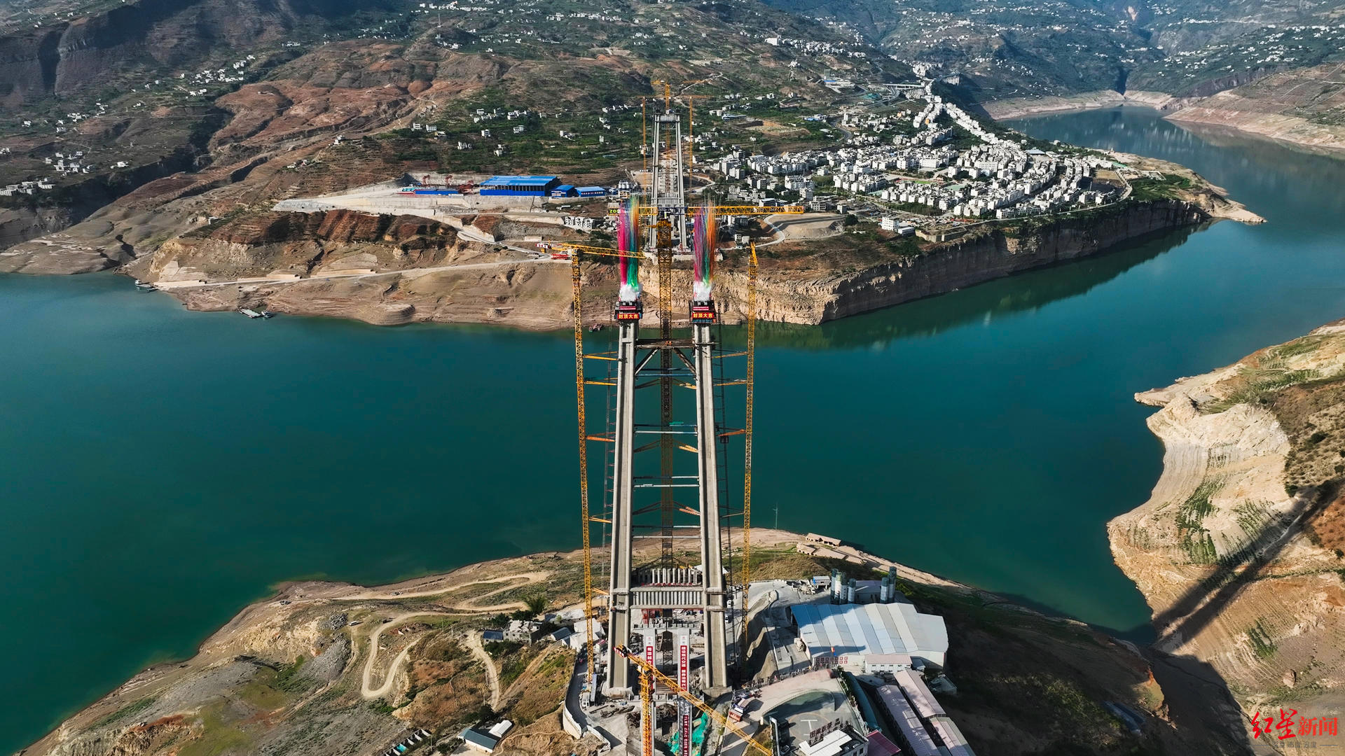相当于65层楼高沿江高速卡哈洛金沙江大桥四川岸主塔封顶