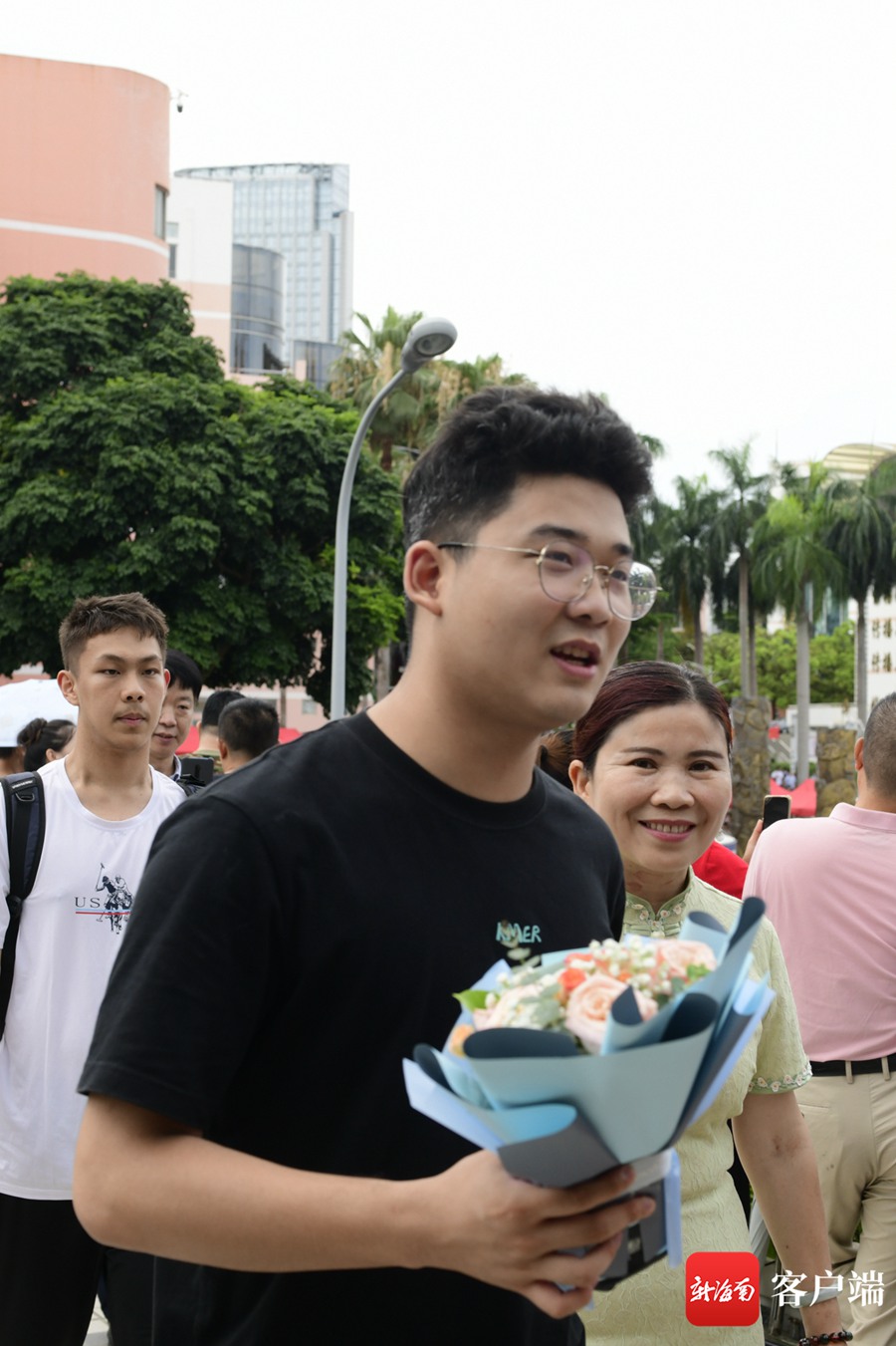 在海南华侨中学考点,结束英语科目考试后,考生们轻松走出考场.