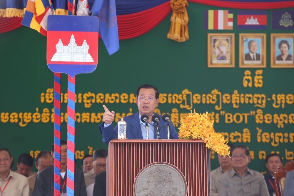 6月7日,柬埔寨首相洪森在柬埔寨干丹省出席高速公路开工典礼时讲话.