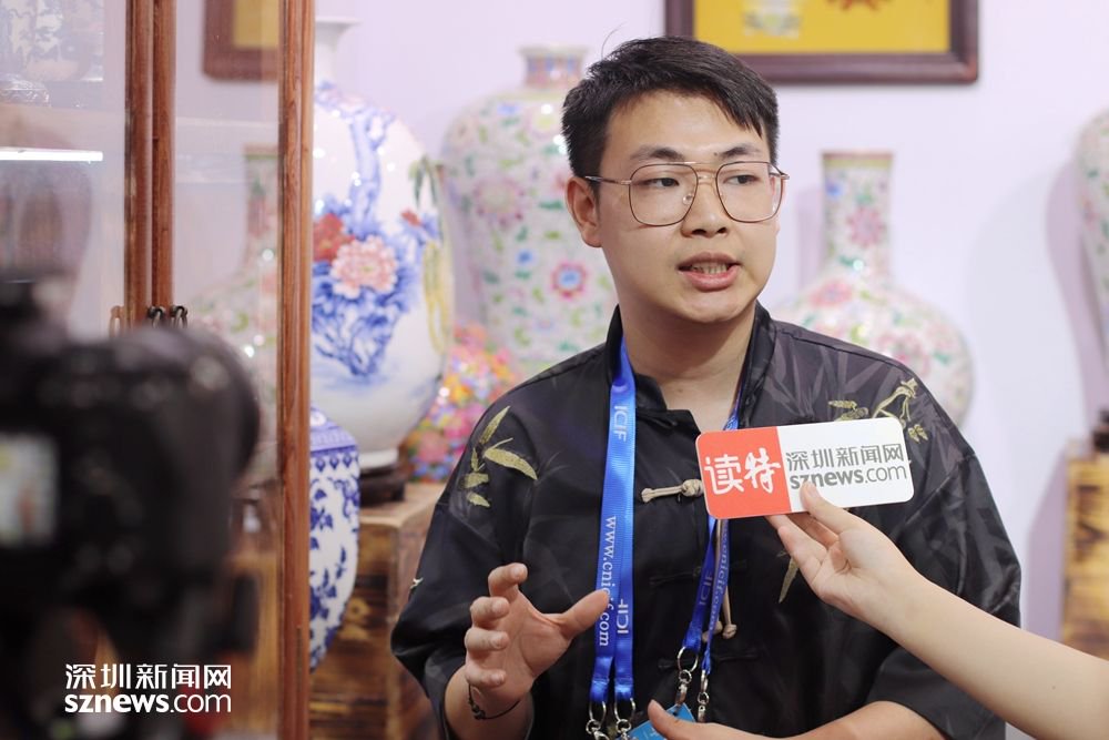 钟家窑第四代传人钟志伟接受记者采访.(张玲 摄)