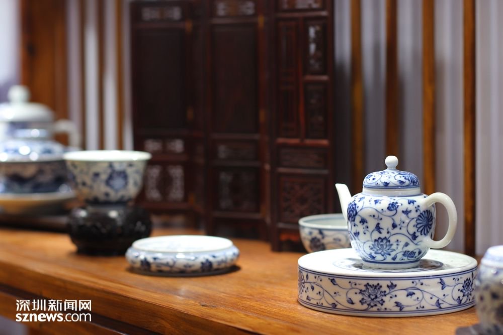 挖宝文博会|九色鹿上了青花瓷 景德镇钟家窑传人推陈出新|文博会_新浪