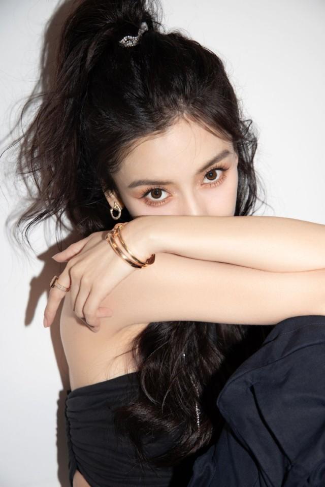 新浪娱乐讯 6月7日晚,angelababy最新写真释出,黑色露肩背心搭配