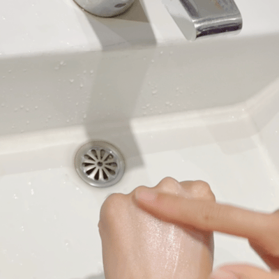 不会与防晒霜凝结成斑驳的粉点，避免社死！！😫