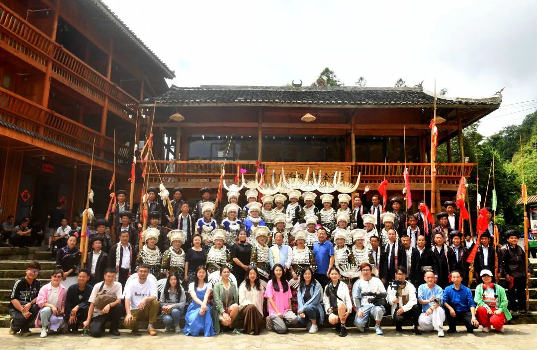 ▲“韩美林艺术大篷车”同人民在一起，与传统共命运