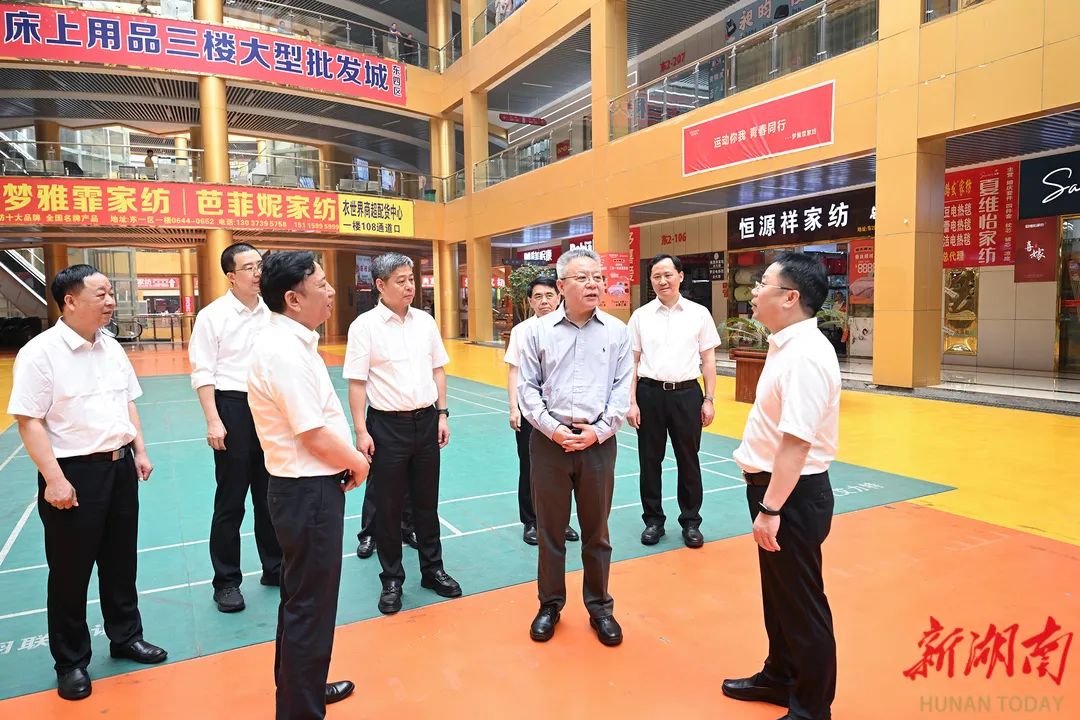 (6月9日,沈晓明在邵东国际商贸城了解商户入驻,零售经营,物流配套等