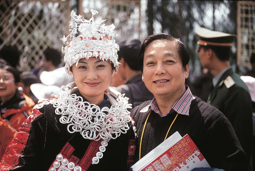 ▲2003年，韩美林周建萍夫妇曾在施洞镇举办的苗族姊妹节合影留念