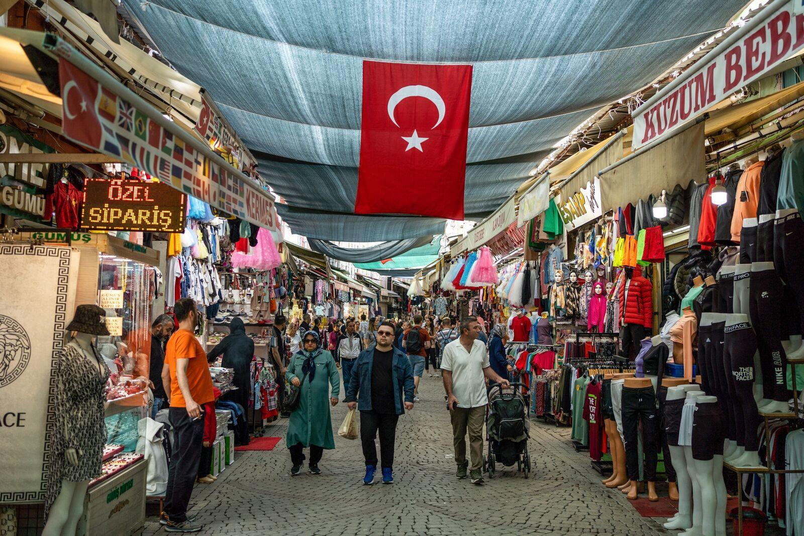 ↑土耳其居民在逛集市
