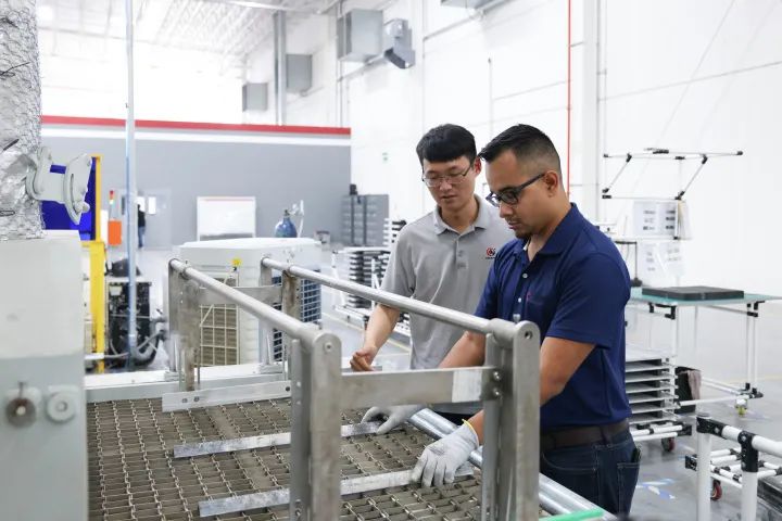 银轮机械墨西哥工厂，中国籍技工在指导墨西哥工人操作机械。 姚颖康 摄