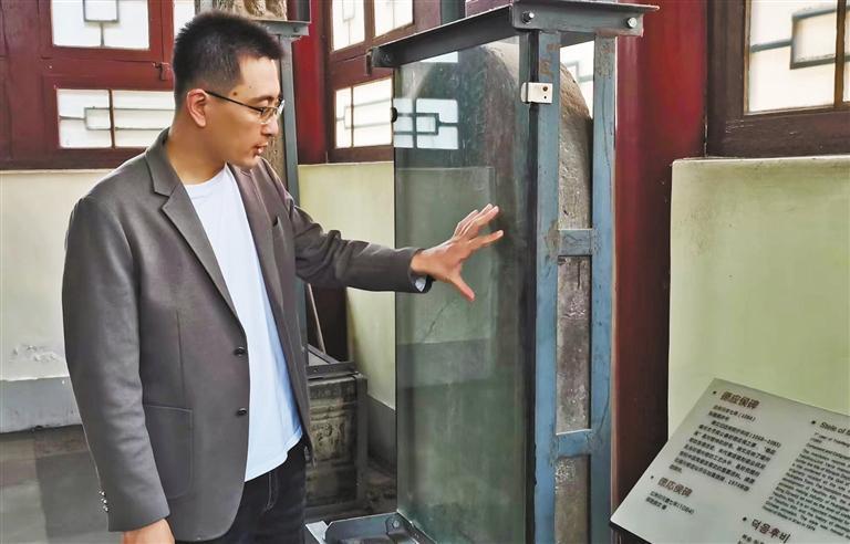 五月三十日,西安碑林博物馆特级讲解员白雪松介绍德应侯碑相关情况.