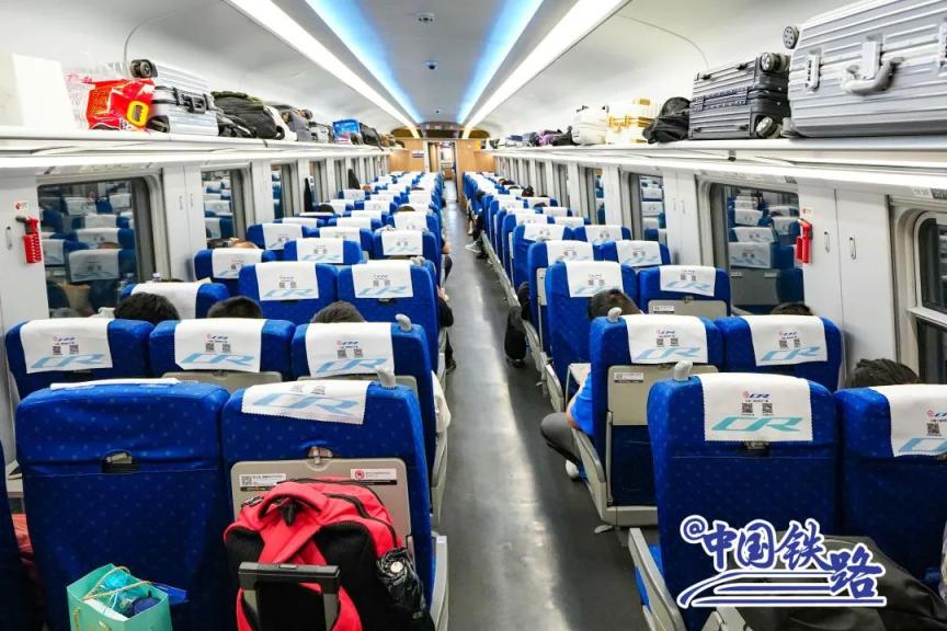 d705次列车使用的cr200j型复兴号动车组是复兴号动车组家族成员之一