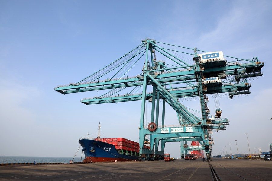 3月9日,船舶停靠在黄骅港综合港区集装箱码头进行卸船作业.