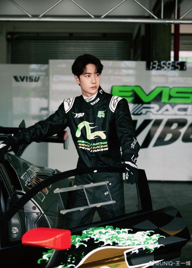 王一博分享六宫格随拍 穿赛车服拿头盔帅气飒爽|王一博_新浪财经_新浪
