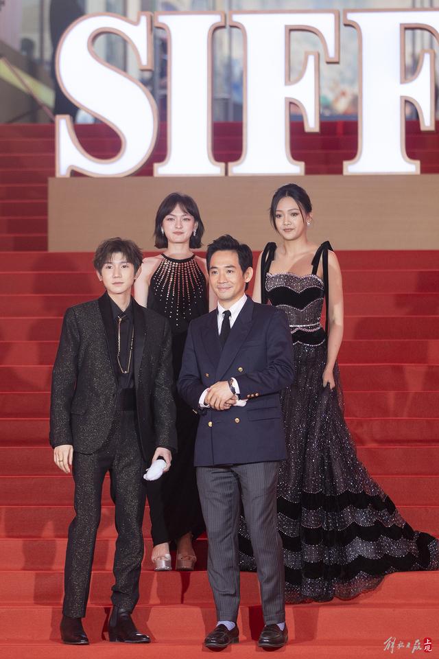 胡歌抱起了吴磊,倪妮长裙火上热搜……上海电影节金爵盛典红毯星光