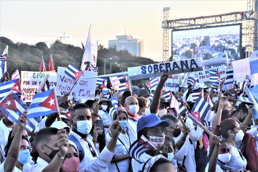 　　2022年5月1日，古巴民众在哈瓦那参加“五一”国际劳动节集会游行，反对美国对古封锁，表达爱国情感。新华社记者 朱婉君 摄