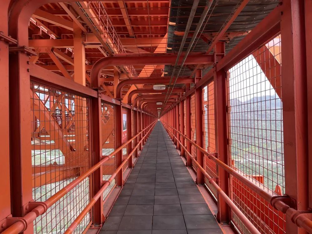 坝陵河大桥桥体内部的长廊.新华社记者叶昊鸣 摄