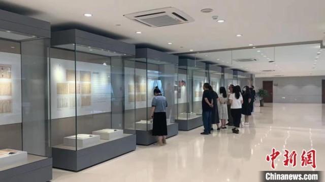 太原市图书馆古籍展吸引读者参观。　李新锁　摄