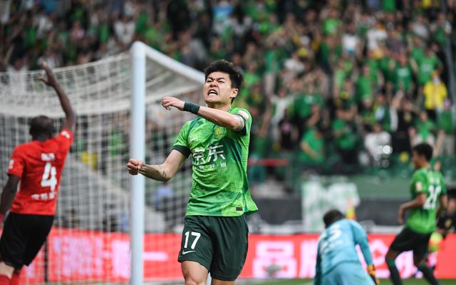 中超第11轮国安4比3险胜长春亚泰,杨立瑜破门后庆祝. 图/ic photo